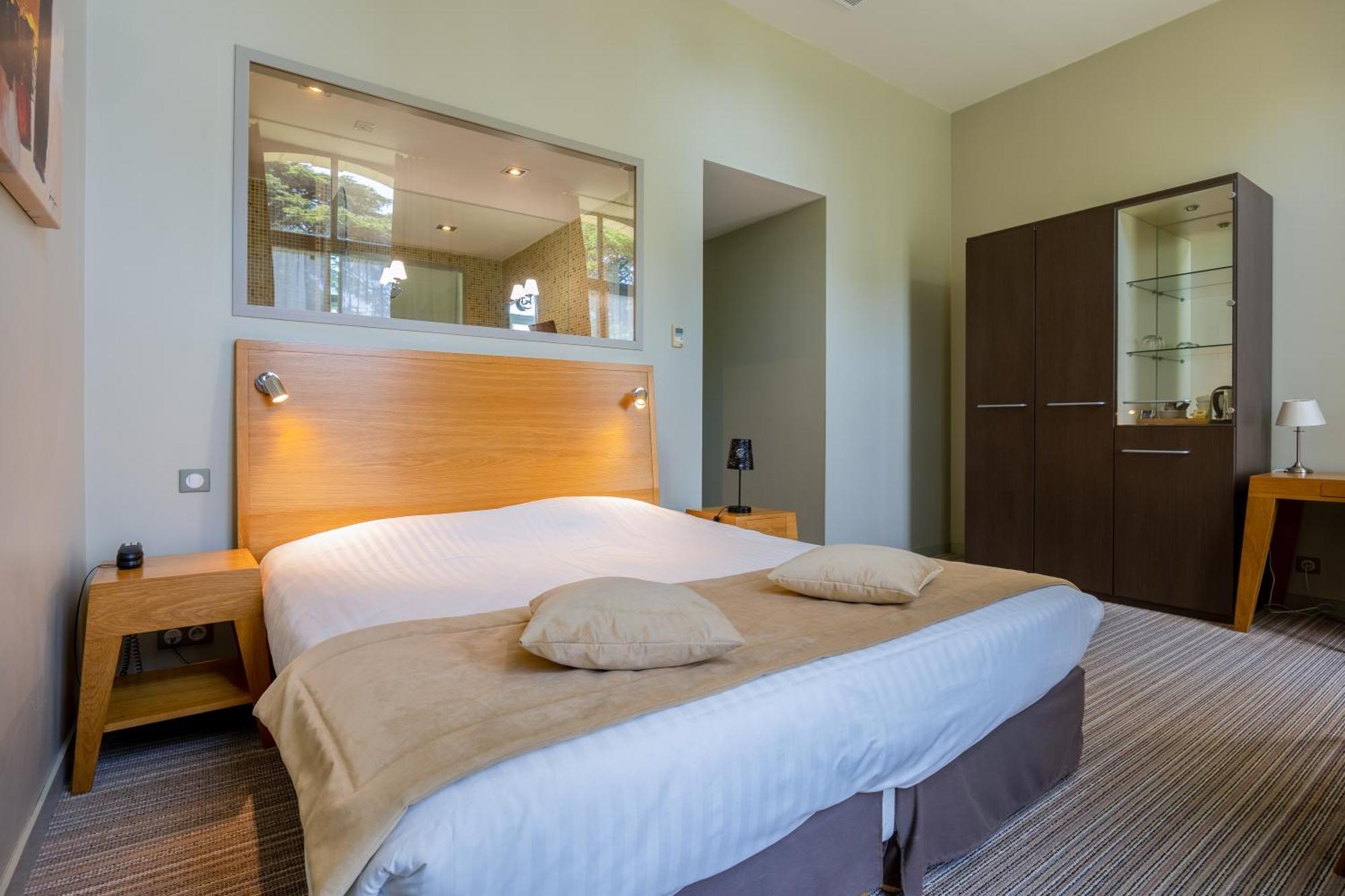 Hotel Et Spa Du Chateau Lagord Oda fotoğraf